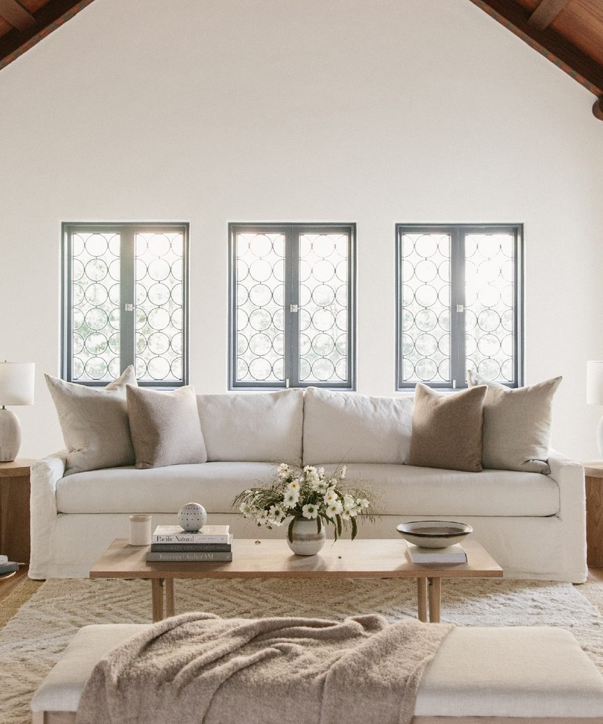 Jenni Kayne modern rustic living room with harbor sofa in ivory linen. #jennikayne #modernrustic #californiastyle #livingroom #warmmodern #warmminimal