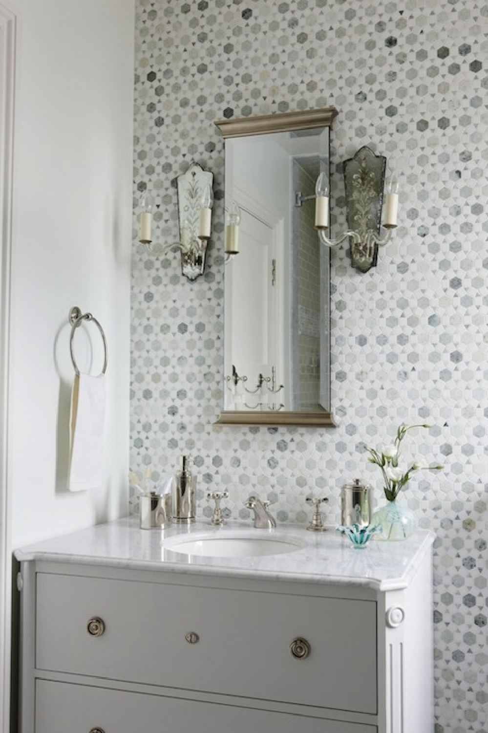 Come check out Antique Vintage Style Bathroom Vanity Inspiration! #bathroomdesign #bathroomvanity #classicstyle #traditionaldecor #interiordesignideas