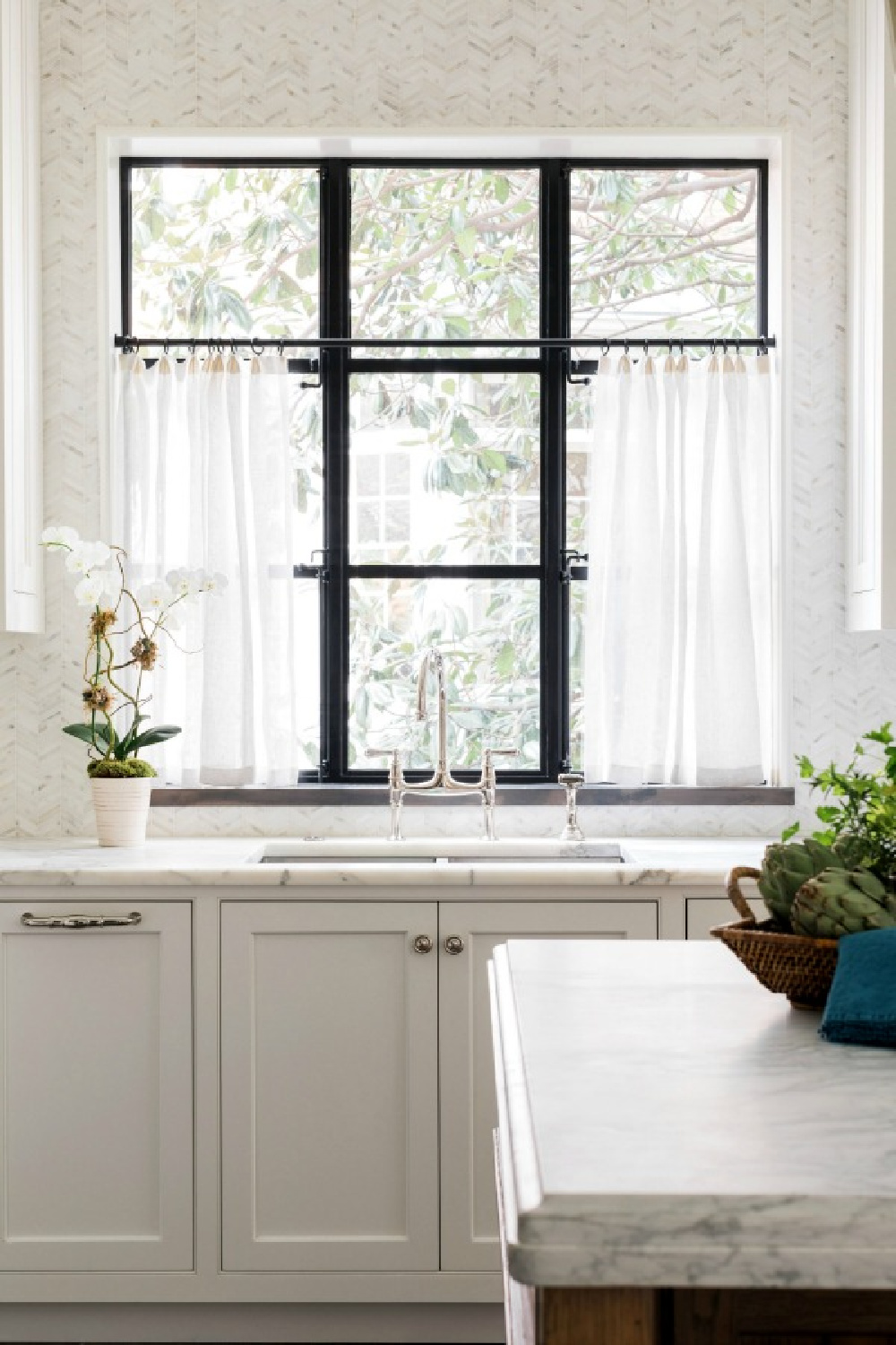 Classic and luxurious white kitchen designed by Sherry Hart for the Brookhaven project. #whitekitchen #kitchendesign #classickitchen #traditionalkitchen