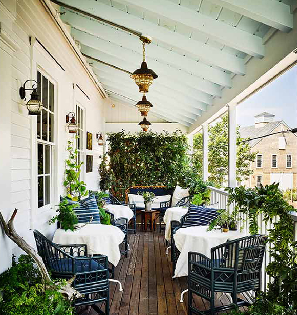 Porch dining at Greydon House. COME TOUR MORE Nantucket Style Chic Design Inspiration & Summer Vibes! #nantucket #interiordesign #designinspiration #summerliving #coastalstyle