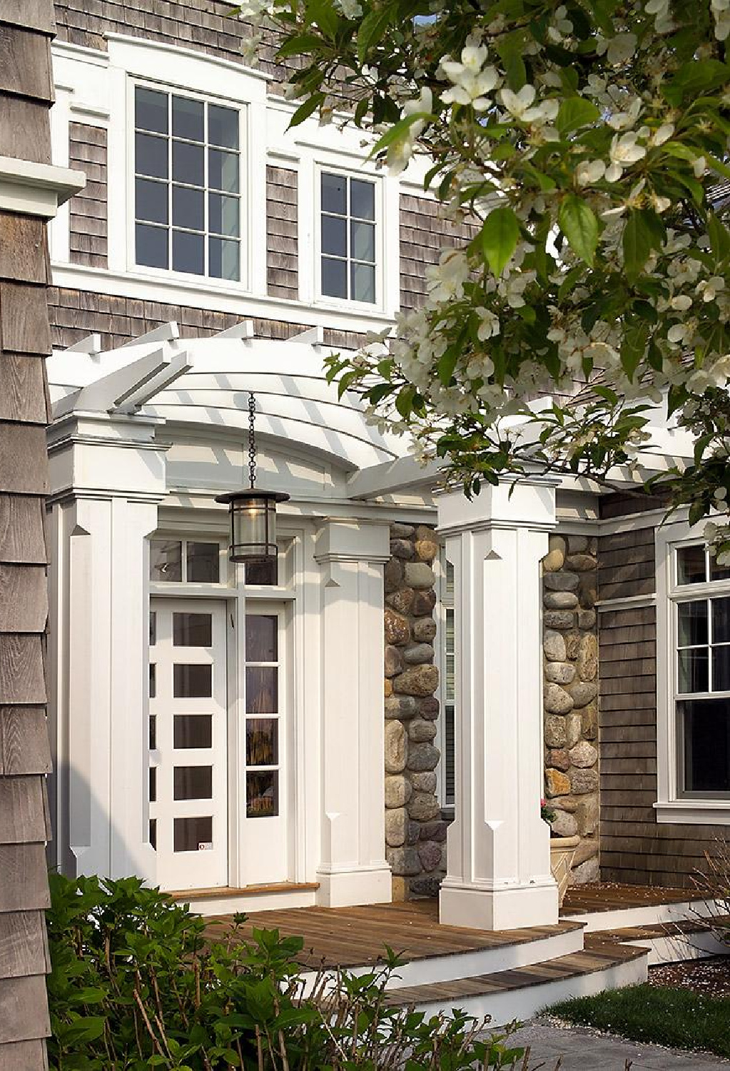 Nantucket and coastal style house architecture. COME TOUR MORE Nantucket Style Chic & Summer Vibes! #nantucket #interiordesign #designinspiration #summerliving #coastalstyle