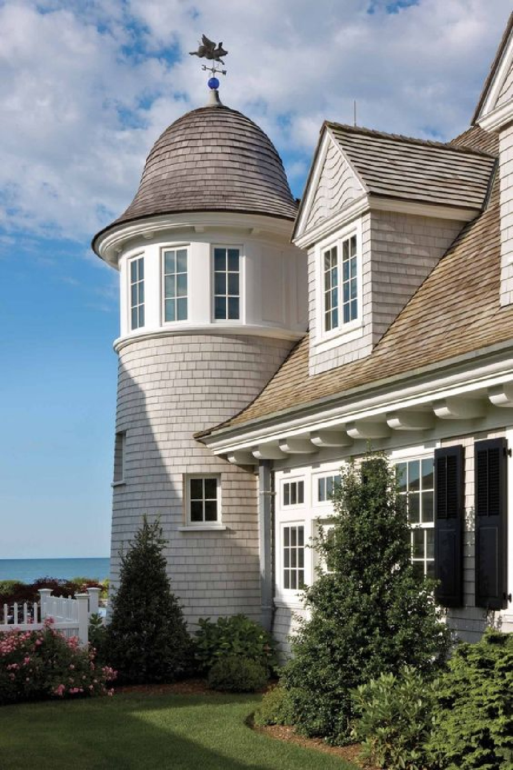 Beach house and coastal architecture style. COME TOUR MORE Nantucket Style Chic & Summer Vibes! #nantucket #interiordesign #designinspiration #summerliving #coastalstyle