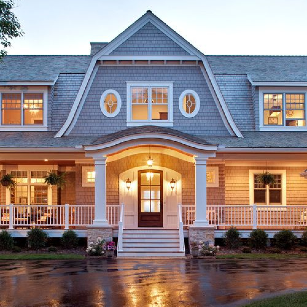 Dream Home coastal farmhouse. COME TOUR MORE Nantucket Style Chic & Summer Vibes! #nantucket #interiordesign #designinspiration #summerliving #coastalstyle