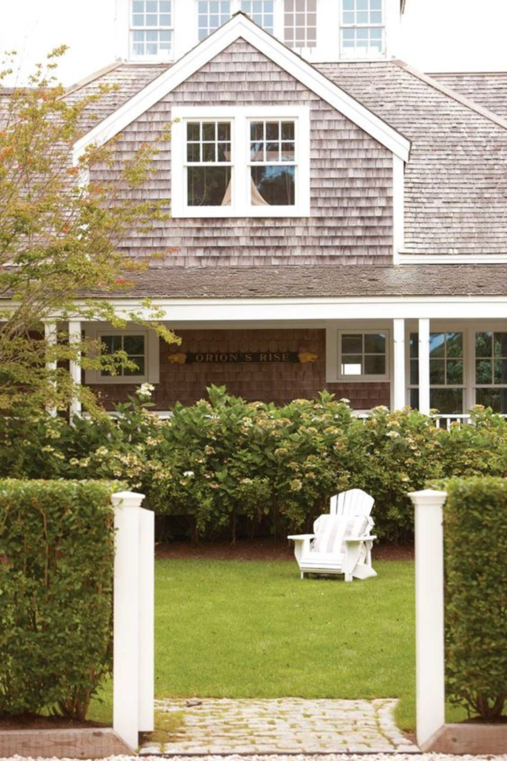 Magnificent New England cottage. COME TOUR MORE Nantucket Style Chic & Summer Vibes! #nantucket #interiordesign #designinspiration #summerliving #coastalstyle
