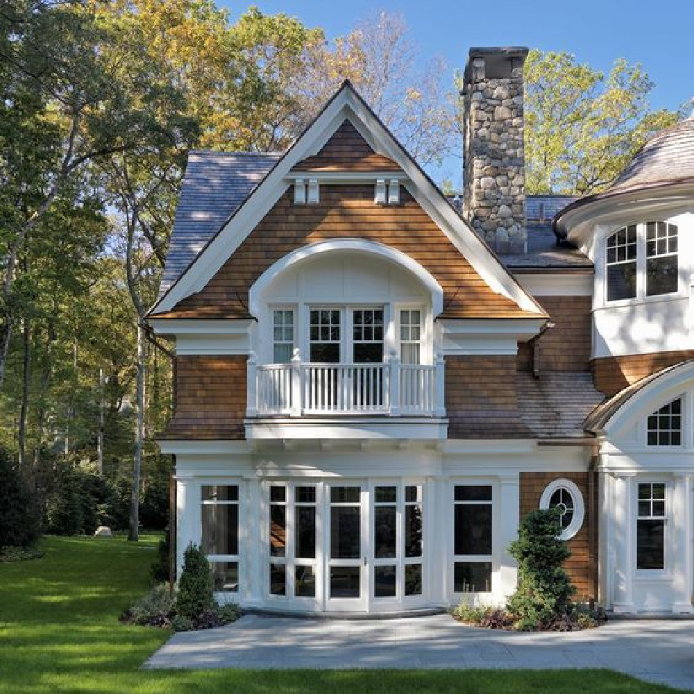 Nantucket style house exterior. COME TOUR MORE Nantucket Style Chic & Summer Vibes! #nantucket #interiordesign #designinspiration #summerliving #coastalstyle