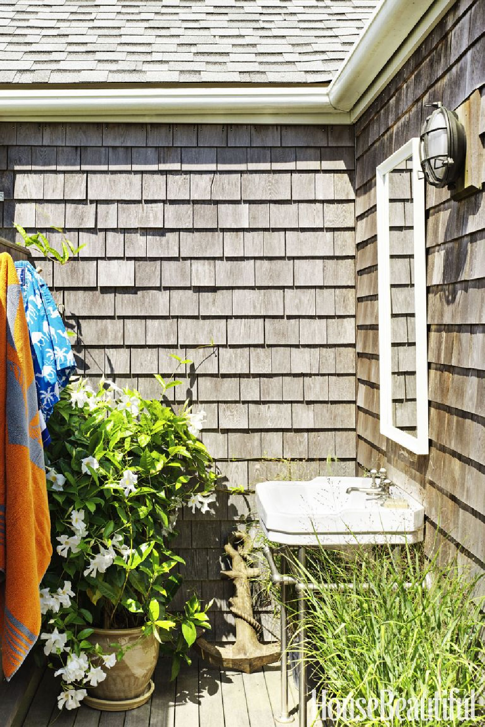 Outdoor bathroom at Nantucket cottage. COME TOUR MORE Nantucket Style Chic & Summer Vibes! #nantucket #interiordesign #designinspiration #summerliving #coastalstyle