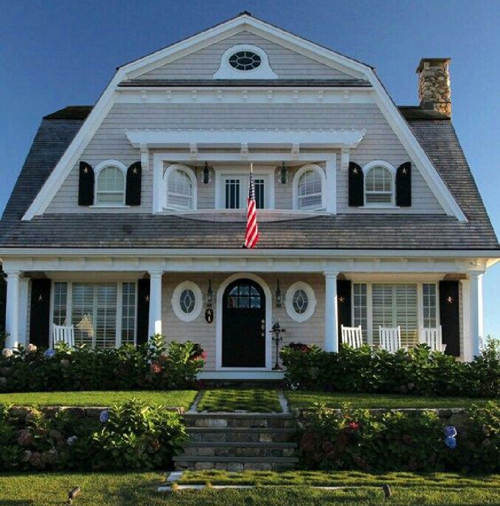 A beautiful New England house exterior. COME TOUR MORE Nantucket Style Chic & Summer Vibes! #nantucket #interiordesign #designinspiration #summerliving #coastalstyle