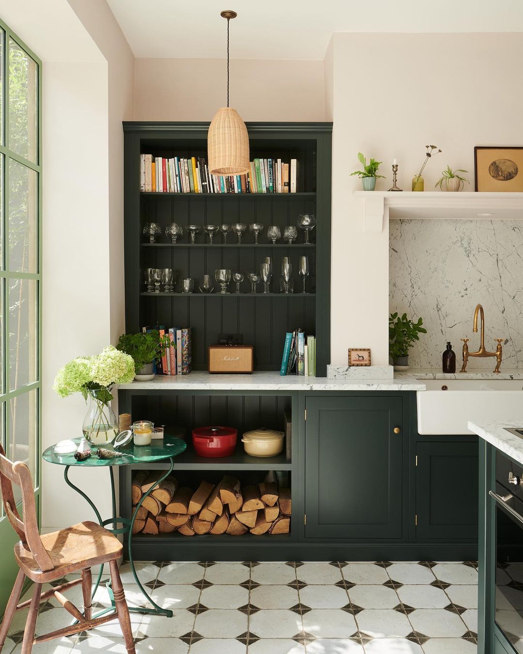 Beautiful bespoke kitchen with deep blue-gray Shaker cabinets (deVOL) and white marble counters - design by @clarenceandgraves. #Englishkitchen #shakerkitchen #bespokekitchen