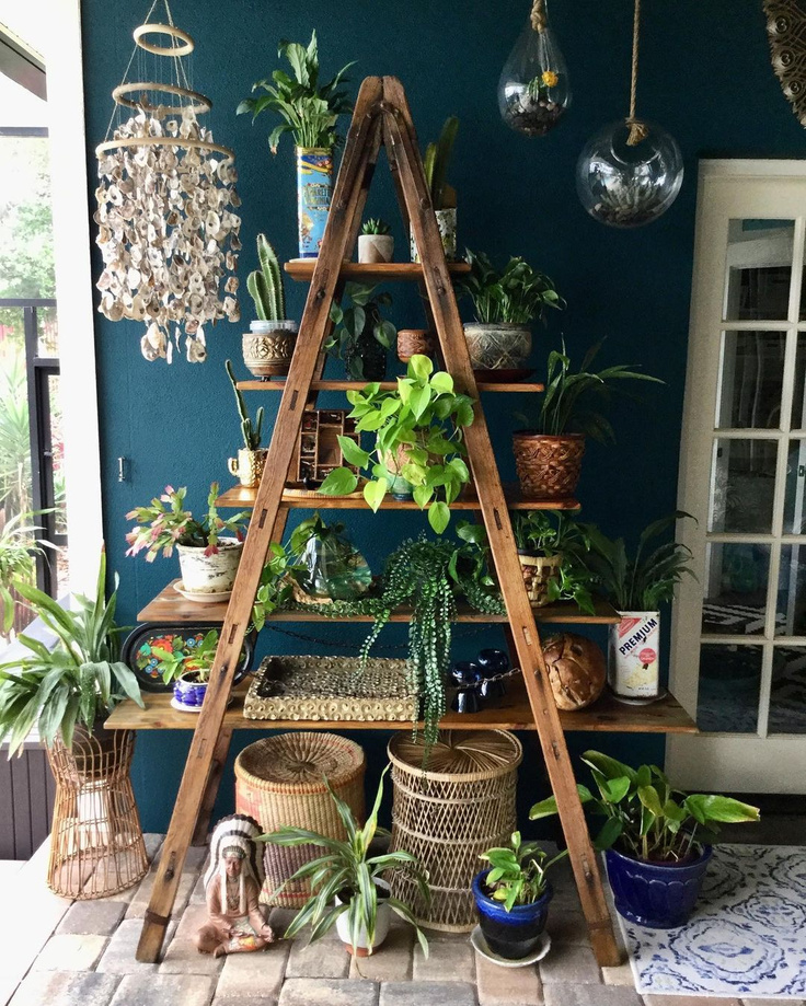 Tower of houseplants and a vintage boho vibe with teal walls - @lola.deor. #1980sdecor #tealwalls