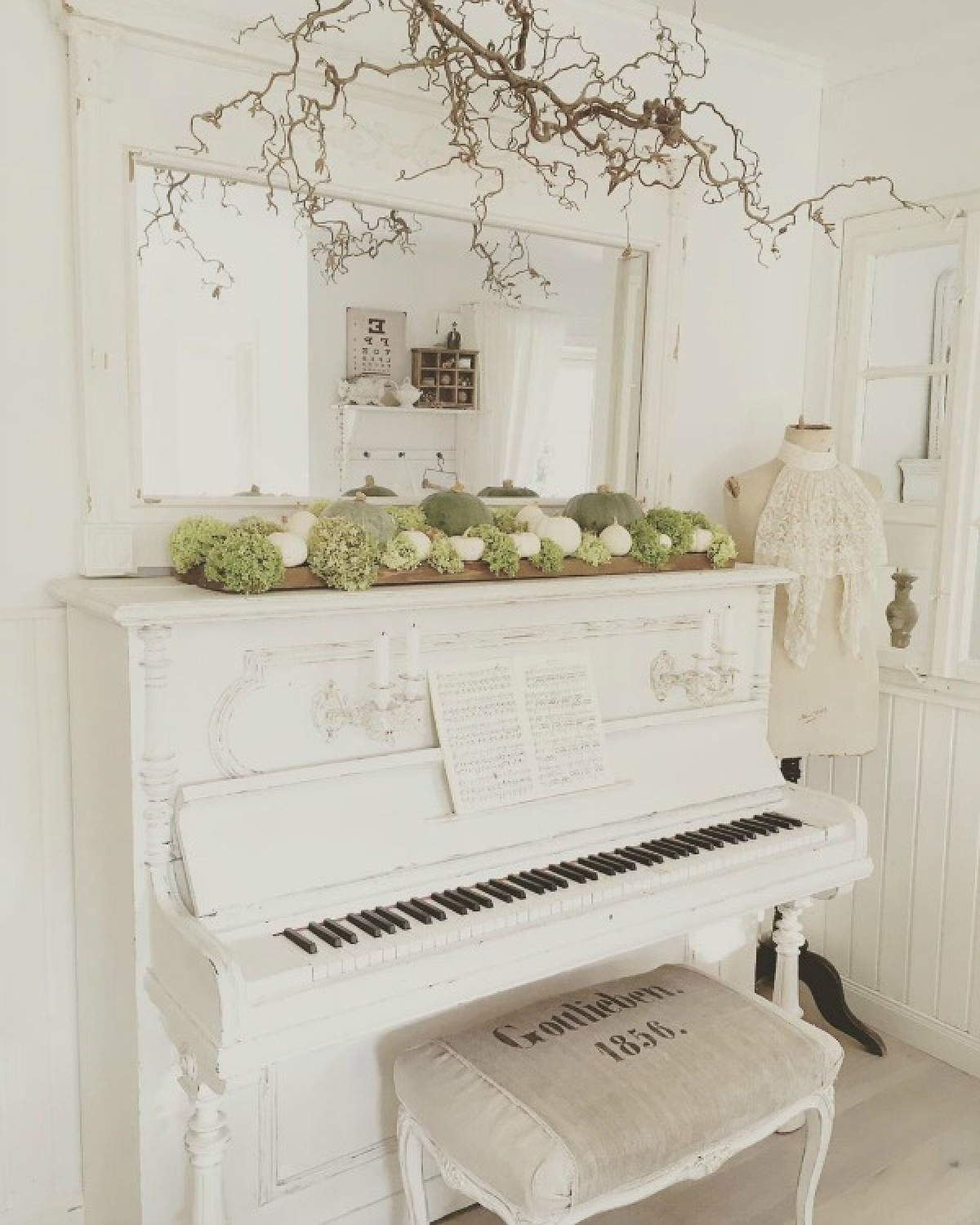 White piano in a charming Nordic French style interior by Villa Jenal with all white decor. #allwhitedecor #swedishstyle #frenchnordic #nordicfrench #interiordesign