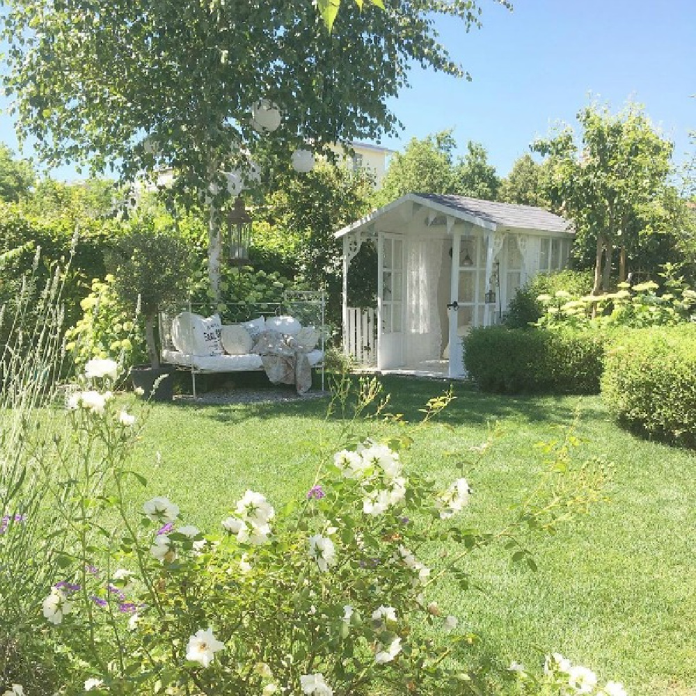 Enchanting backyard romantic white she shed with French Nordic style - Villa Jenal. #backyardshed #sheshed #frenchnordicstyle #gardenshed