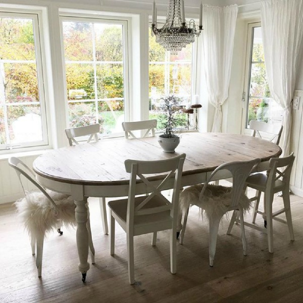 Spare and serene white Scandinavian dining room - Villa Jenal. #diningroom #frenchnordicstyle #scandinaviandecor