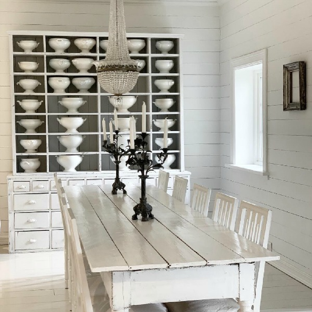 Charming all white dining room with white painted floors and French Nordic decor by Cathrine Aust. #frenchnordic #diningroom #allwhitedecor #scandinaviandesign