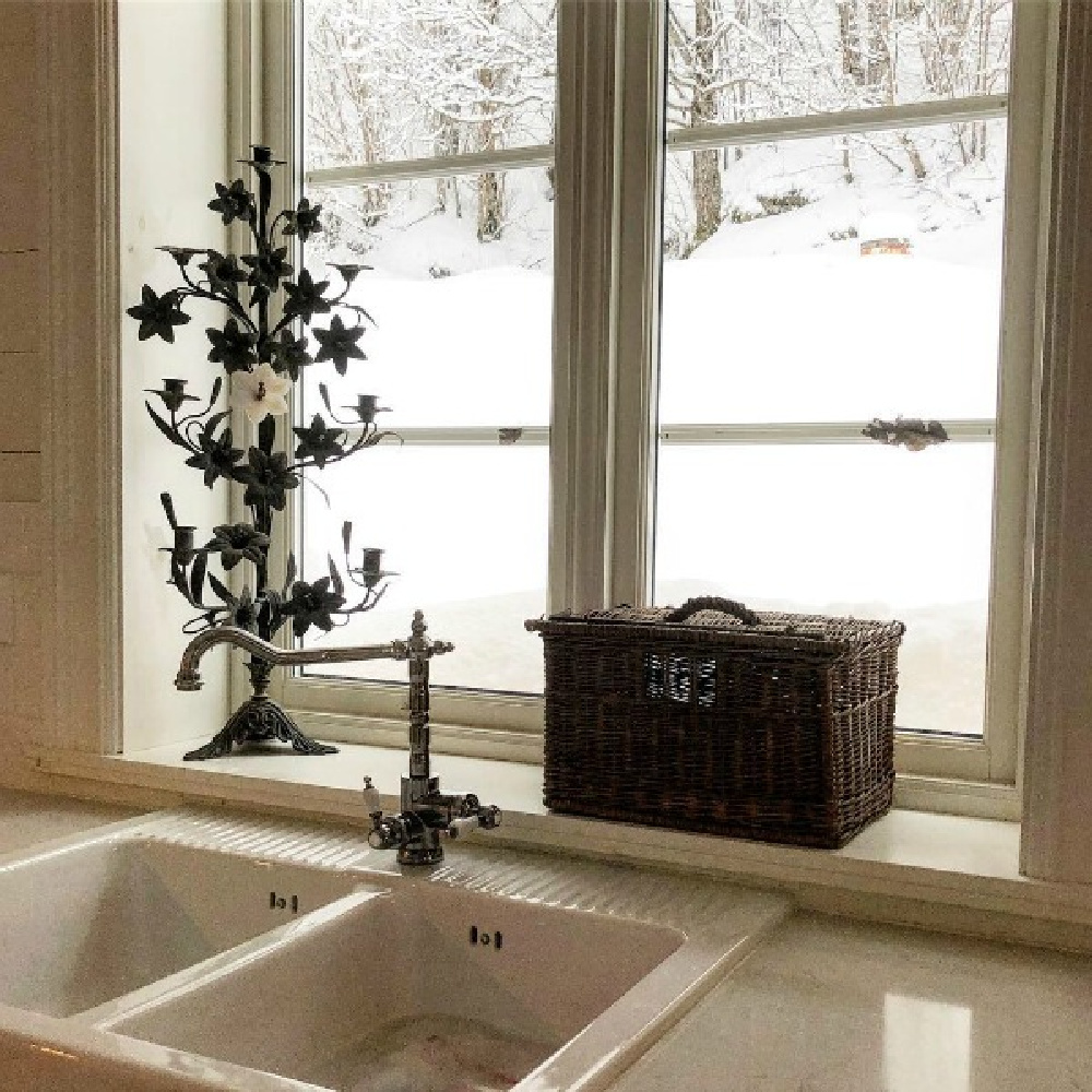 Serene and Scandinavian style kitchen with white Nordic French style by Cathrine Aust. #frenchnordic #nordicfrench #scandinavianstyle #kitchensink #swedishdecor