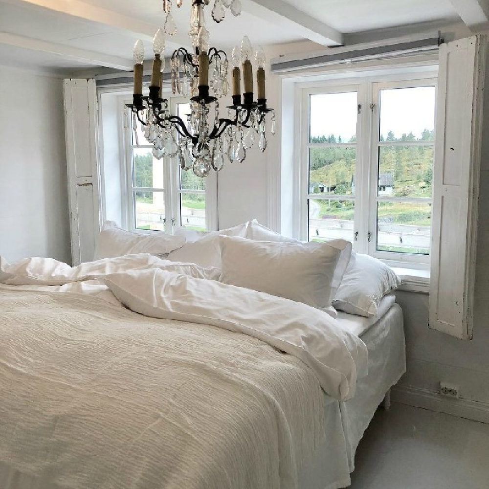 Spare and serene Scandinavian bedroom with sumptuous white linens - Cathrine Aust. #whitebedroom #frenchnordicstyle #interiordesign