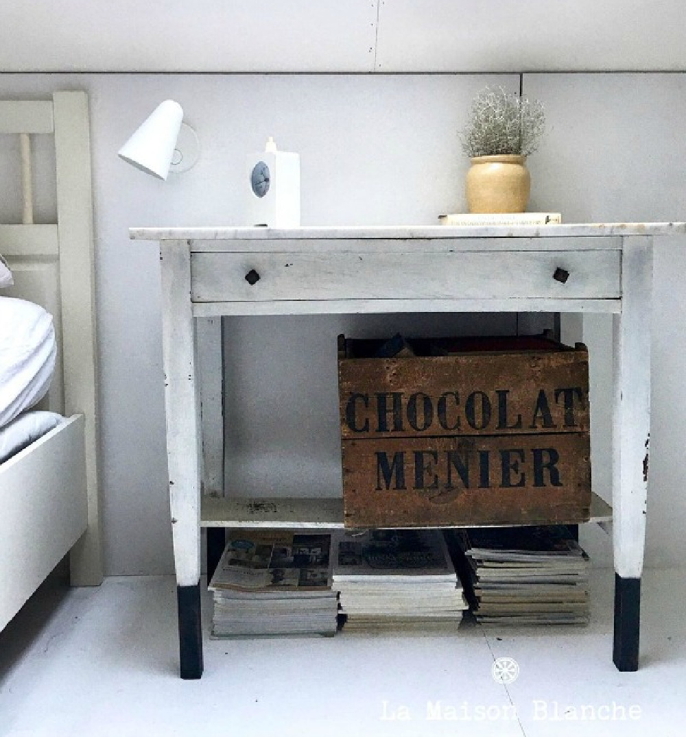 Serene and perfectly imperfect French Nordic vintage style vignette by La Maison Blanche. #frenchnordicstyle #serenedecor #vintagedecor