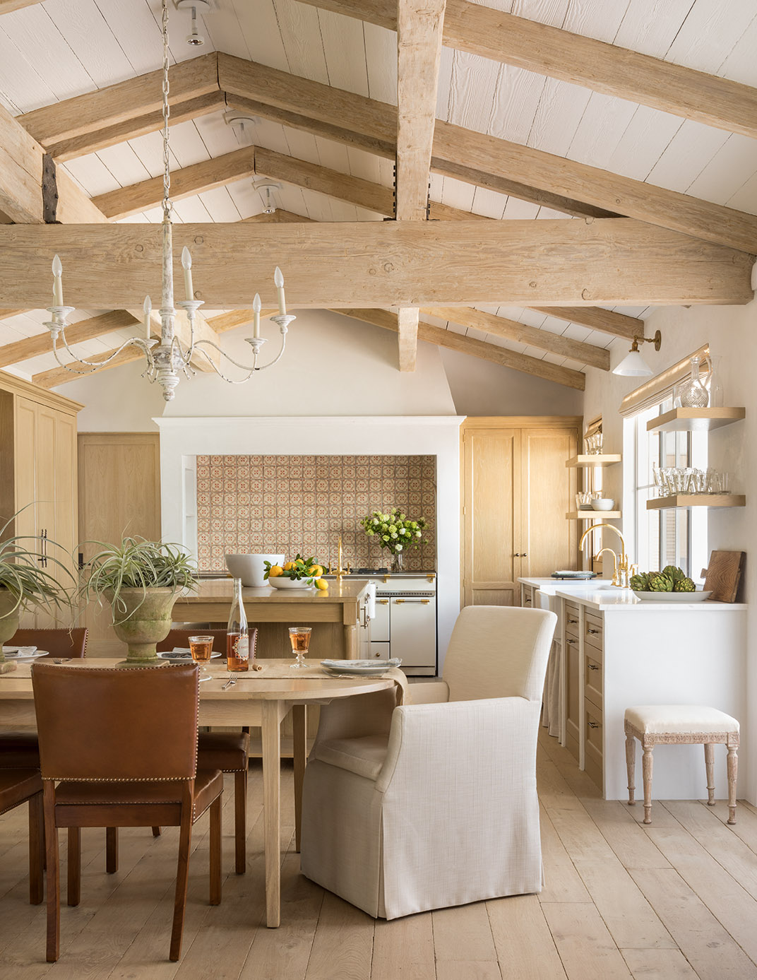 Stunning architecture and European country inspired design in a Malibu kitchen with white oak, limestone, and bespoke details - Giannetti Home. #kitchendesign #europeancountry #frenchfarmhouse #bespokekitchen