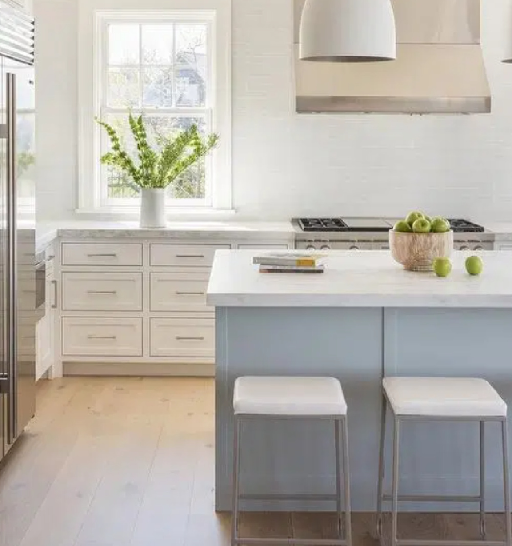 Beautiful white and blue kitchen. Come see 36 Best Beautiful Blue and White Kitchens to Love! #blueandwhite #bluekitchen #kitchendesign #kitchendecor #decorinspiration #beautifulkitchen #bluekitchens #bluedecor #kitchendesign #kitchendecor #kitchenremodel #blueandwhitekitchen