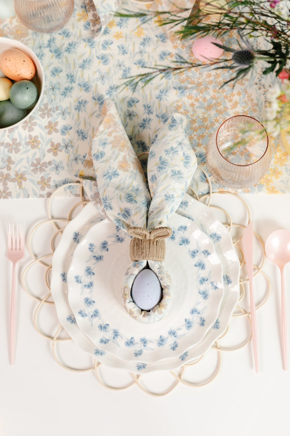 Pretty pastel Eastern table decor from Rachel Parcell. #rachelparcell #tablescapes #eastertablescape