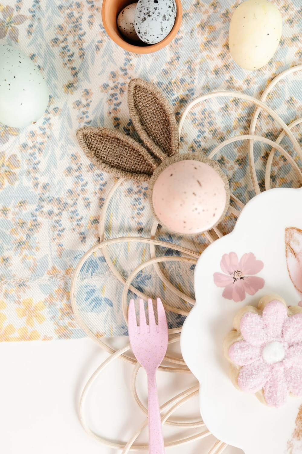 Pretty pastel Eastern table decor from Rachel Parcell. #rachelparcell #tablescapes #eastertablescape