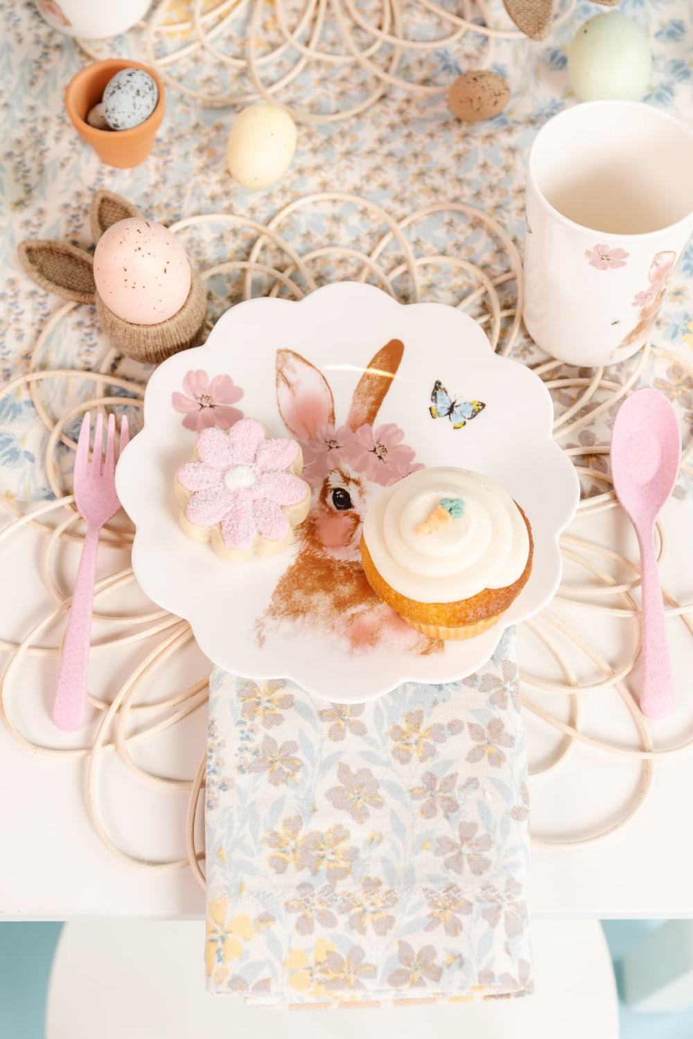 Pretty pastel Eastern table decor from Rachel Parcell. #rachelparcell #tablescapes #eastertablescape