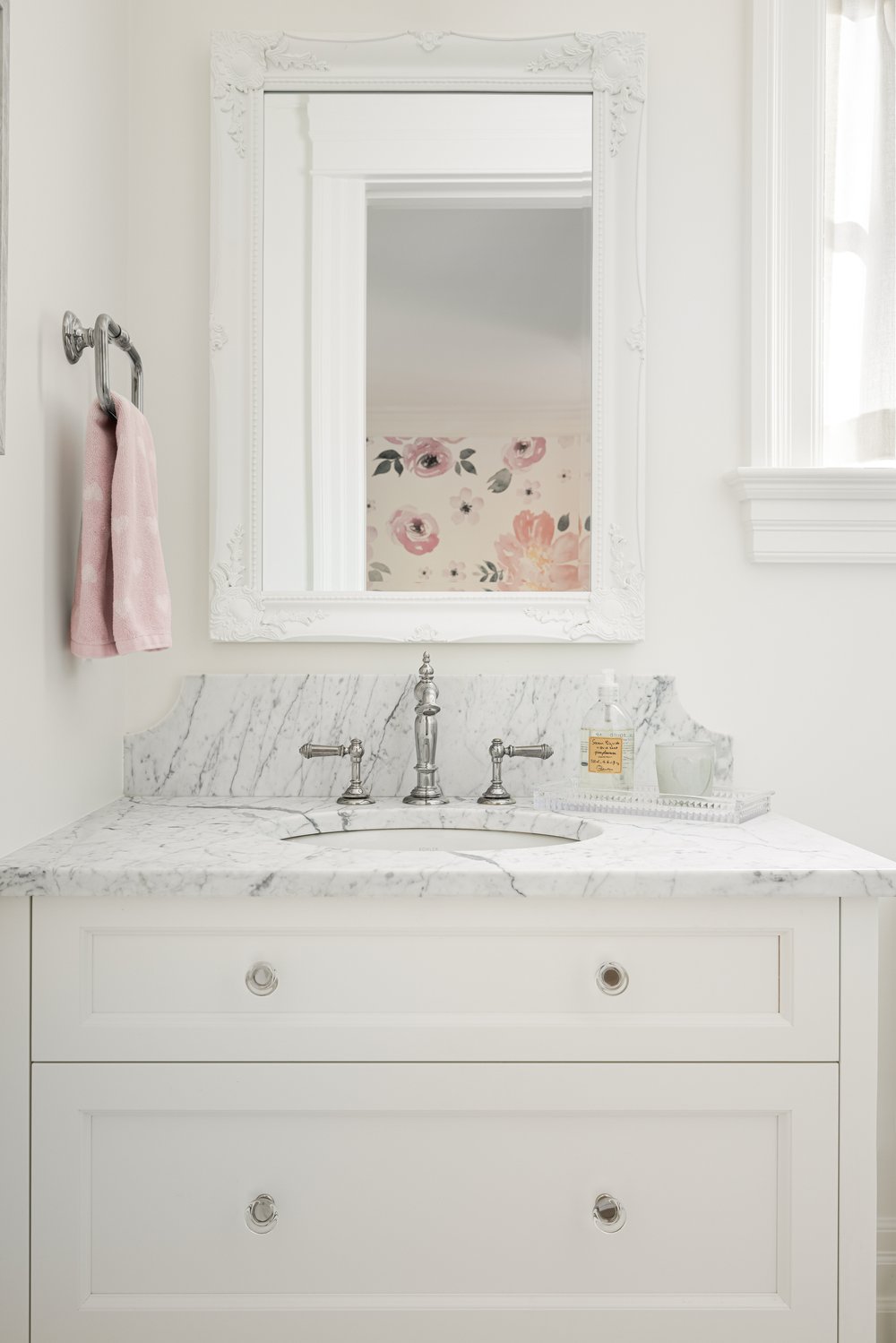 Classic traditional white bathroom design with marble and luxurious design by Jenny Martin. #classicstyle #whitebathroomdesign