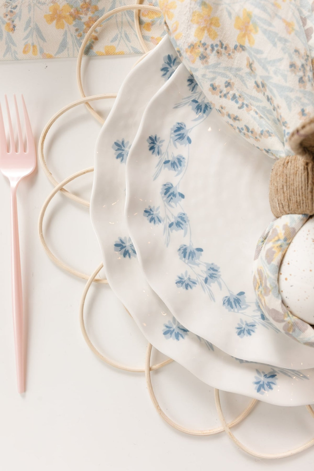 Pretty pastel Eastern table decor from Rachel Parcell. #rachelparcell #tablescapes #eastertablescape