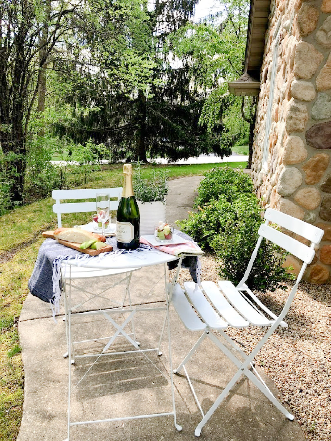 French picnic with jarcuterie, champagne, and baguettes? Yes, please! Hello Lovely. #frenchpicnic #bistroset #jarcuterie