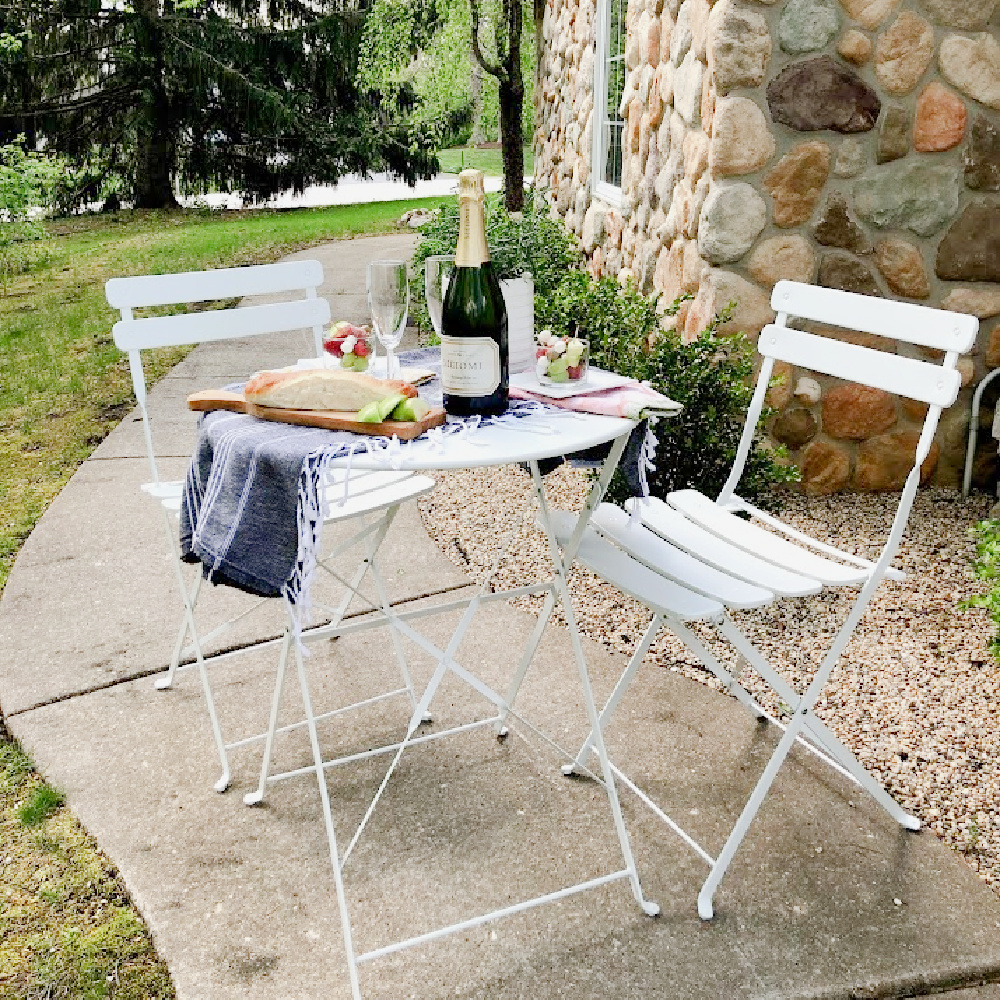 French picnic with jarcuterie, champagne, and baguettes? Yes, please! Hello Lovely. #frenchpicnic #bistroset #jarcuterie