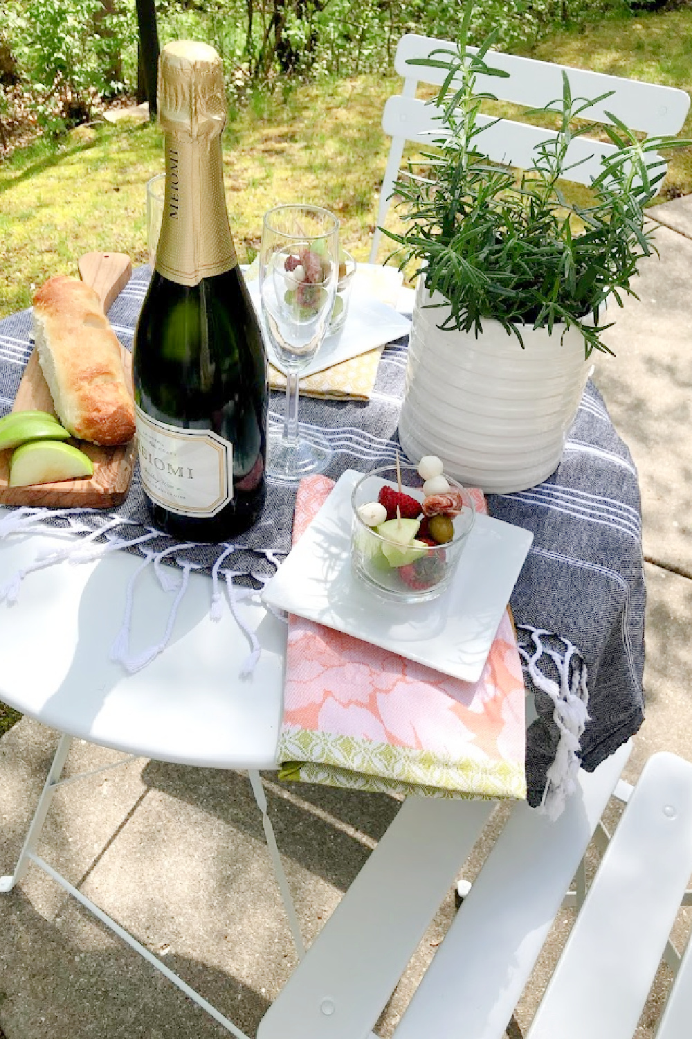 Baguettes, champagne, and simple jarcuterie (cheeseboard in a jar!) for a charming French picnic outside - Hello Lovely Studio.