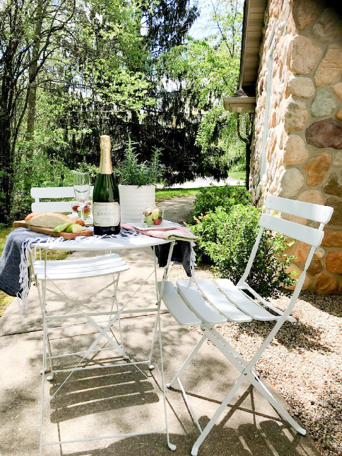 French picnic with jarcuterie, champagne, and baguettes? Yes, please! Hello Lovely. #frenchpicnic #bistroset #jarcuterie