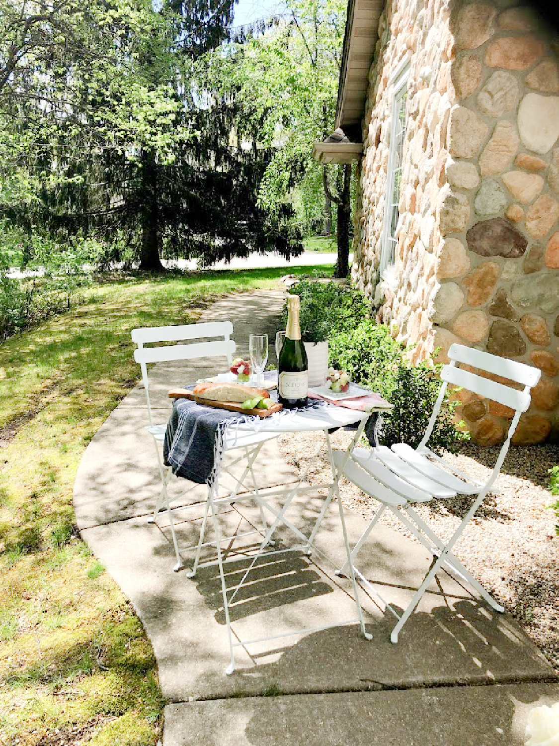 French picnic with jarcuterie, champagne, and baguettes? Yes, please! Hello Lovely. #frenchpicnic #bistroset #jarcuterie