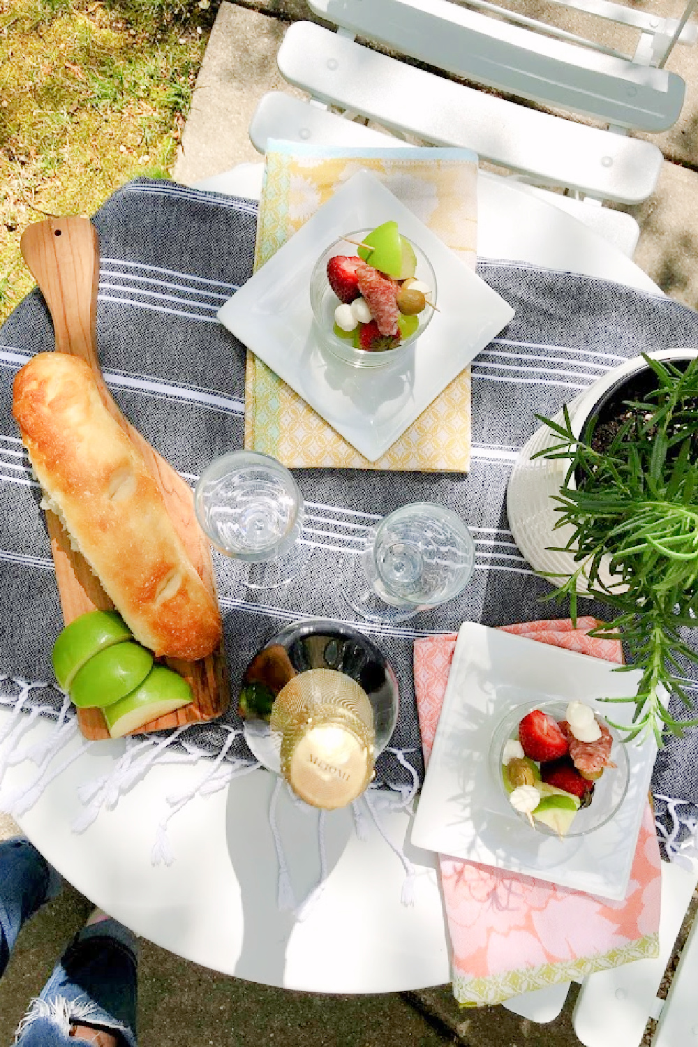 Baguettes, champagne, and simple jarcuterie (cheeseboard in a jar!) for a charming French picnic outside - Hello Lovely Studio.