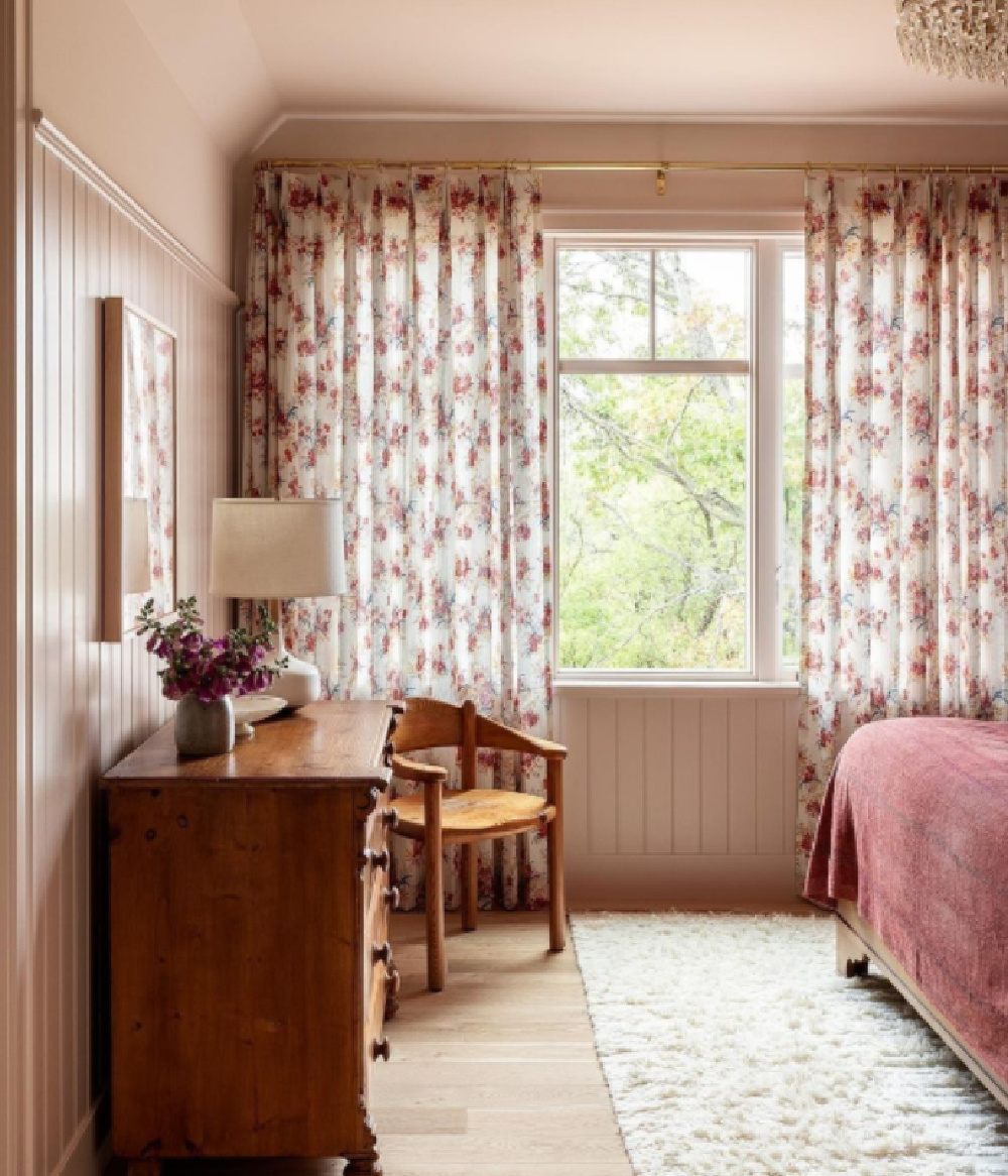 Beautiful muted rosy pink painted bedroom - @anne_mdonald_design. #pinkbedrooms #pinkpaintcolors