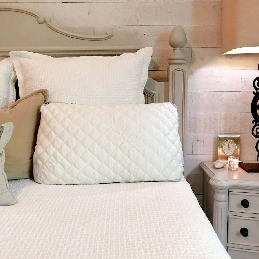Luxurious and ultra-comfy, this quilted classic Scrumptious pillow from Honeydew has sweetened my sleep - Hello Lovely. #bestbedpillow #bedroompillows #bedding