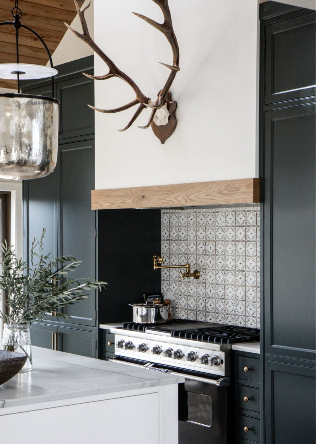 Traditional kitchen with classic style, simplicity, and sophistication from Park & Oak. Come see inspiring photos and learn 16 simple yet sophisticated kitchen design ideas.