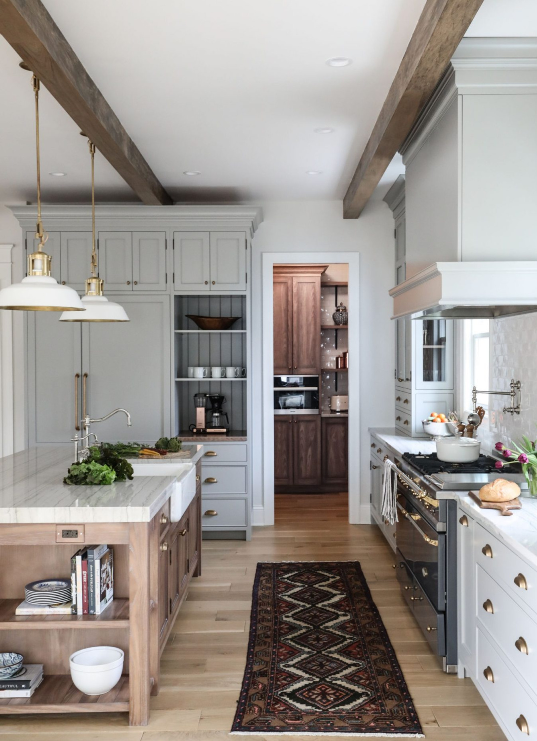 Traditional kitchen with classic style, simplicity, and sophistication from Park & Oak. Come see inspiring photos and learn 16 simple yet sophisticated kitchen design ideas.