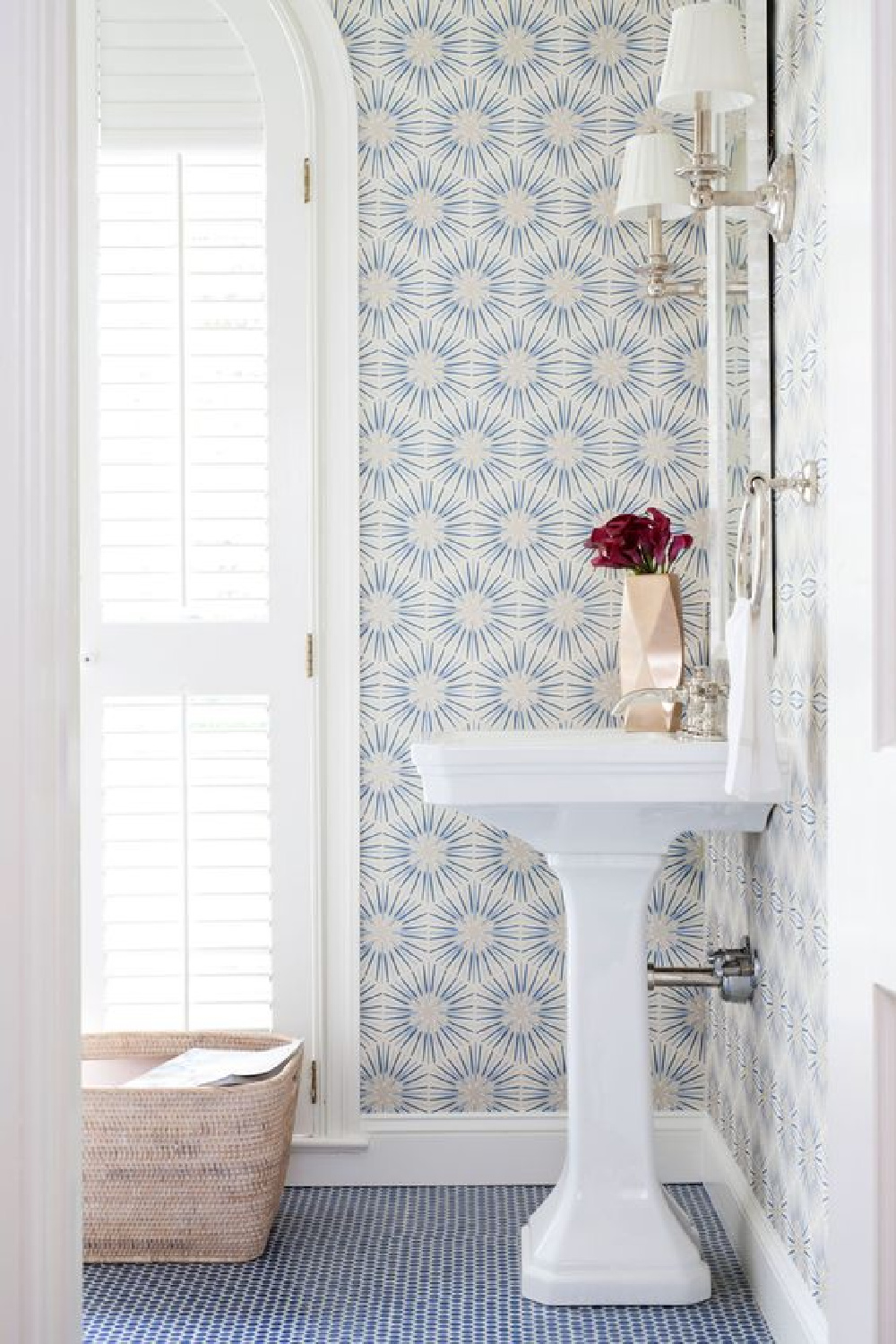 Blue MCM atomic wallpaper in a bath by Ella Scott. #wallpaperedinteriors