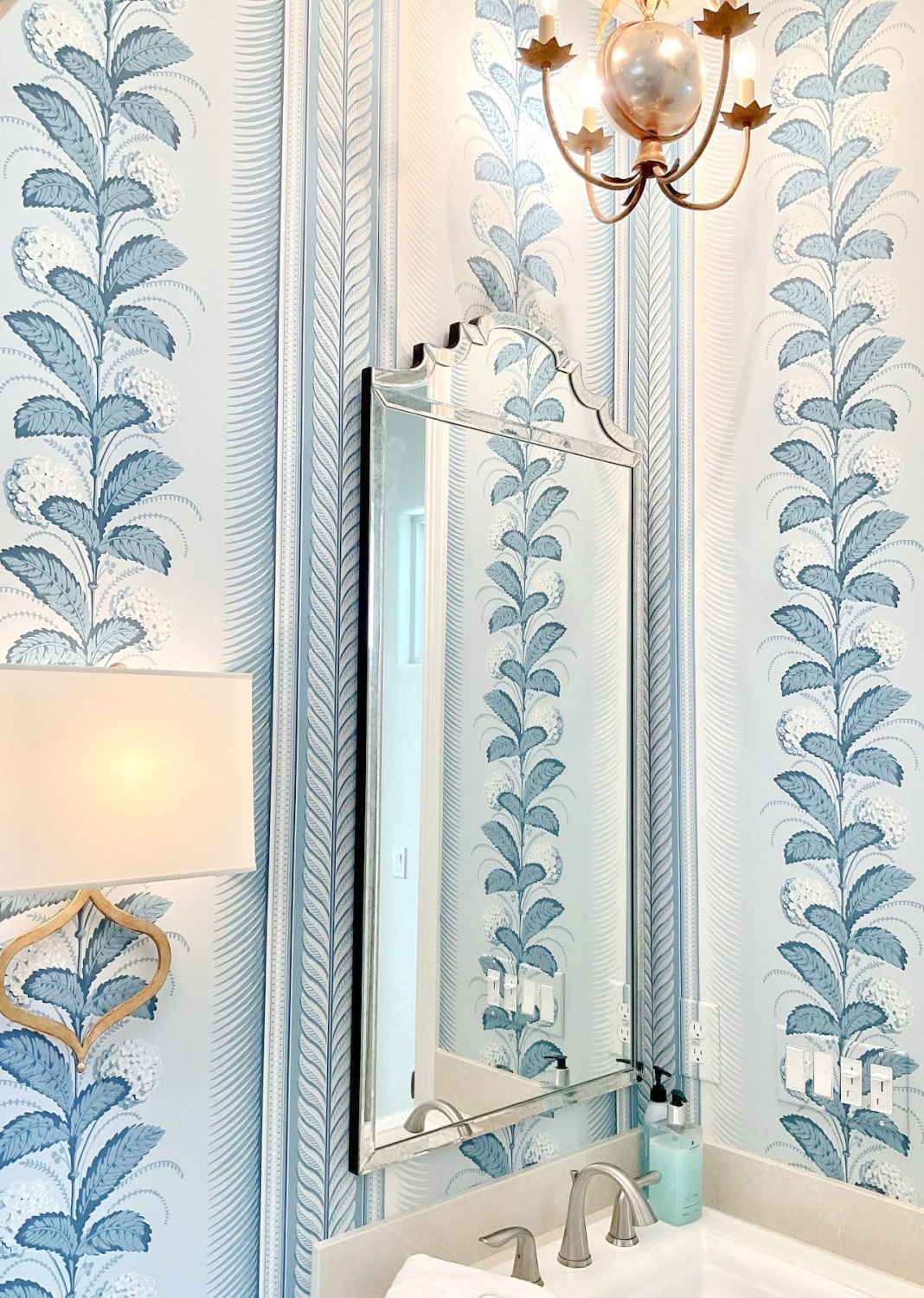 Schumacher Hydrangea Drape (Delft) wallpaper in a bath by Kathy Sue (GoodlifeofDesign). #schumacherwallpaper #hydrangeadrape #blueehydrangeawallpaper #bluebath