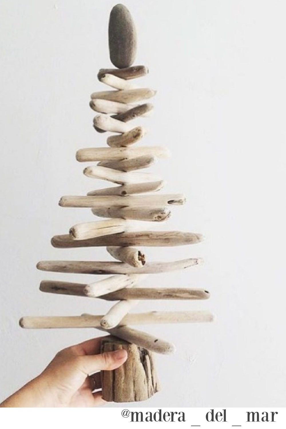 Driftwood Christmas tree decor by Madera Del Mar. #driftwoodtree #christmastrees #holidaydecor