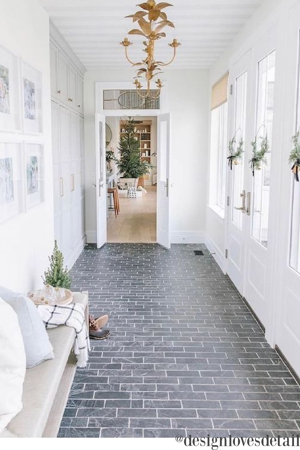 Elegant Christmas decor in an entry with brick tile - Design Loves Detail. #christmasdecor #elegantchristmas