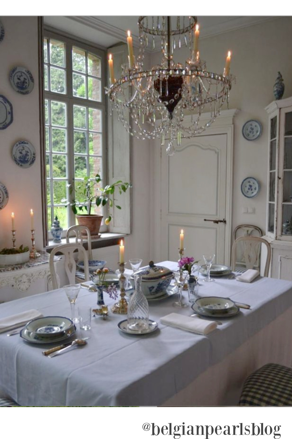 Peaceful traditional Christmas decor in an elegant Belgian dining room - Belgian Pearls. #whitechristmasdecor #countrychristmas #elegantchristmas
