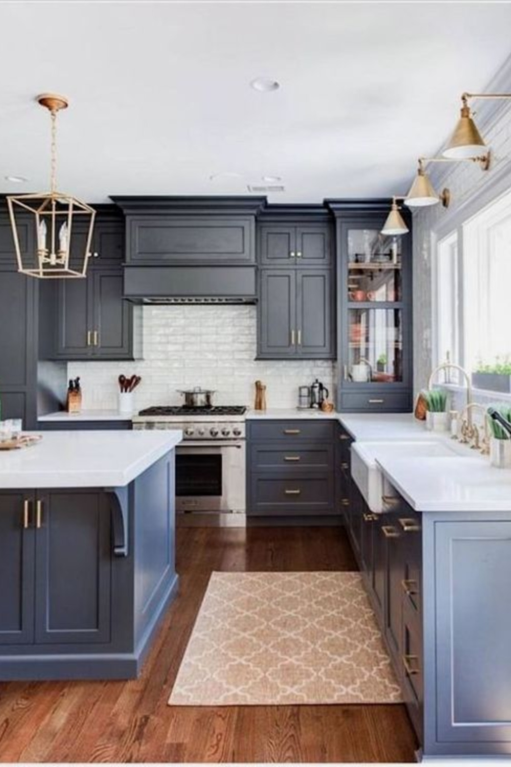 Navy blue kitchen cabinets, white counters, and brass hardware in a traditional classic design - Stonington Cabinetry. #bluekitchens #kitchendesign #blueandwhitekitchen