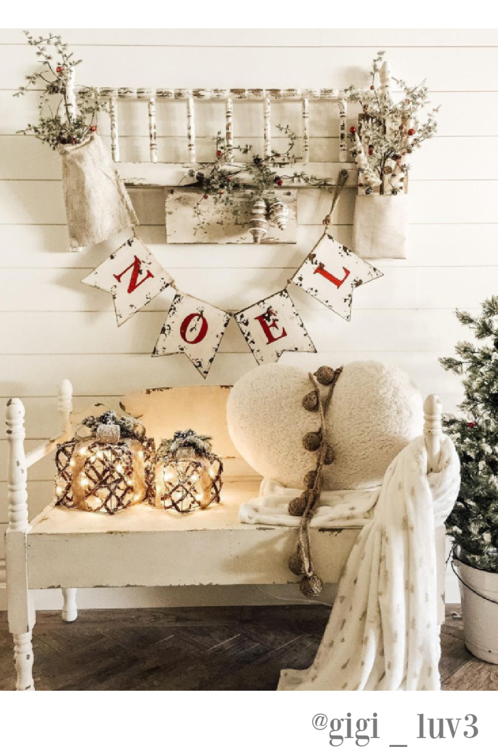 White Christmas decor in an entry - @gigi_luv3. #whitechristmas #countrychristmas #christmasdecor