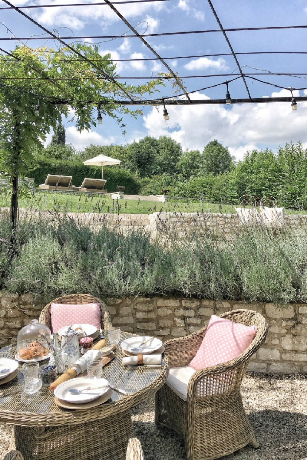 French farmhouse outdoor dining table with check tablecloth - Vivi et Margot.