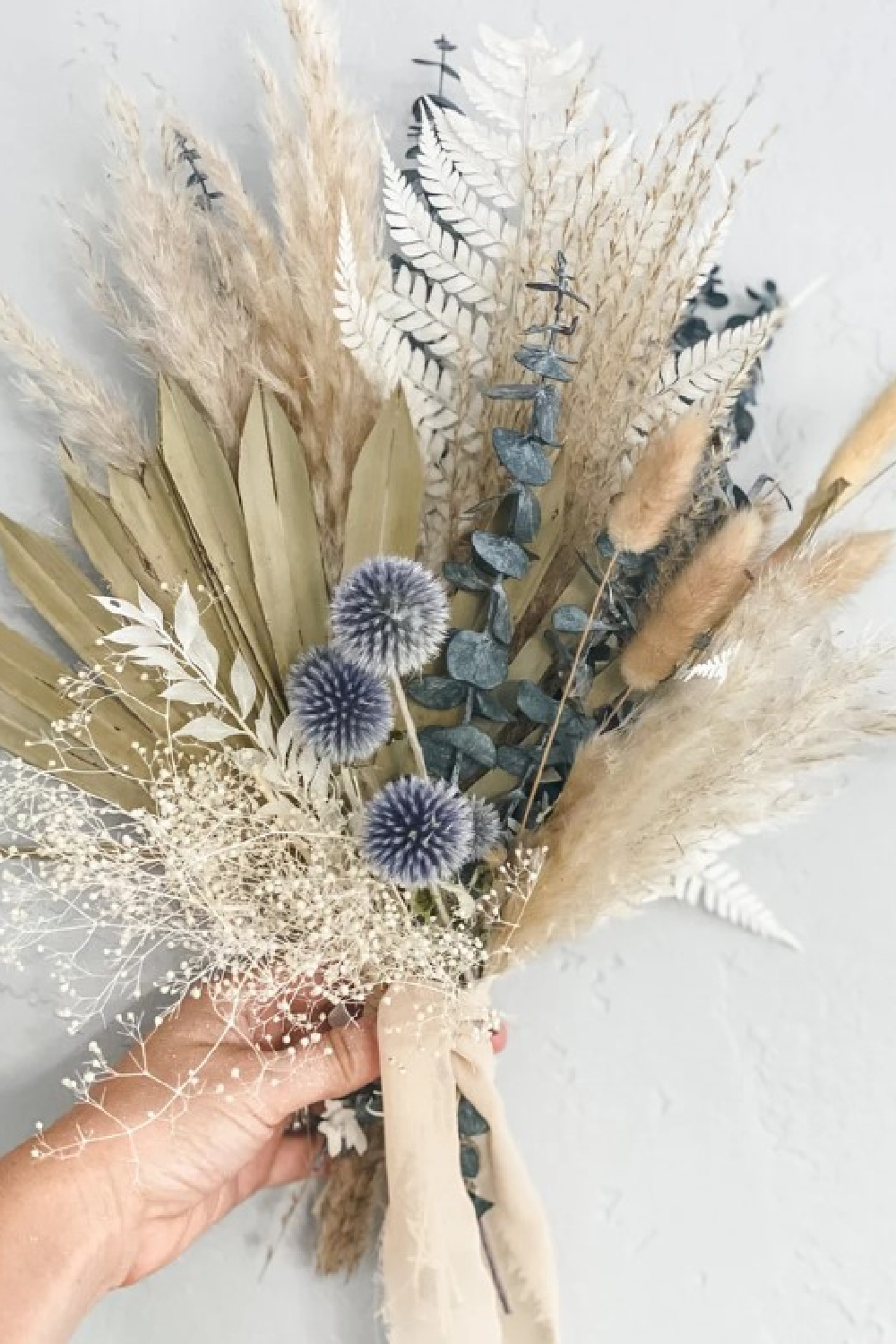 Dried fall floral bouquet with pampas grass and eucalyptus - Fernandsunpalm on Etsy. #driedflorals #fallbouquet