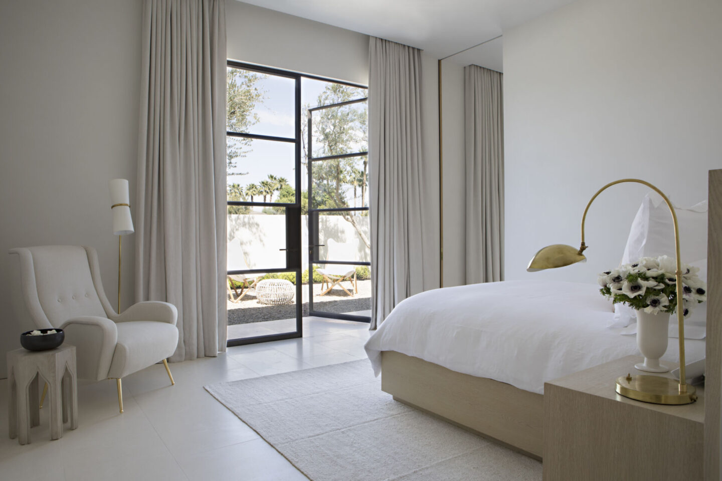 Molly Isaksen calm white bedroom in Pacific Natural at Home. #pacificnatural #minimalbedroom #californiadesign