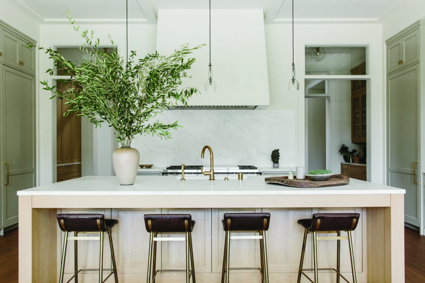 Sheila Bouttier designed modern natural kitchen in Pacific Natural at Home (by Jenni Kayne). #californiakitchens #pacificnatural #minimalkitchen