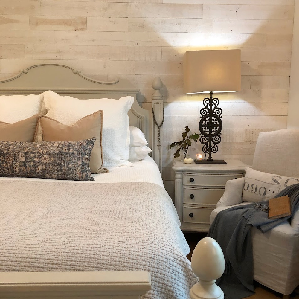 Hello Lovely's fall bedroom with Montara pillow and neutrals. #amberlewisxloloi #fallbedrooms