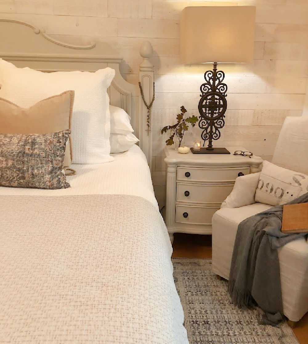 Hello Lovely's fall bedroom with Montara pillow and neutrals. #amberlewisxloloi #fallbedrooms